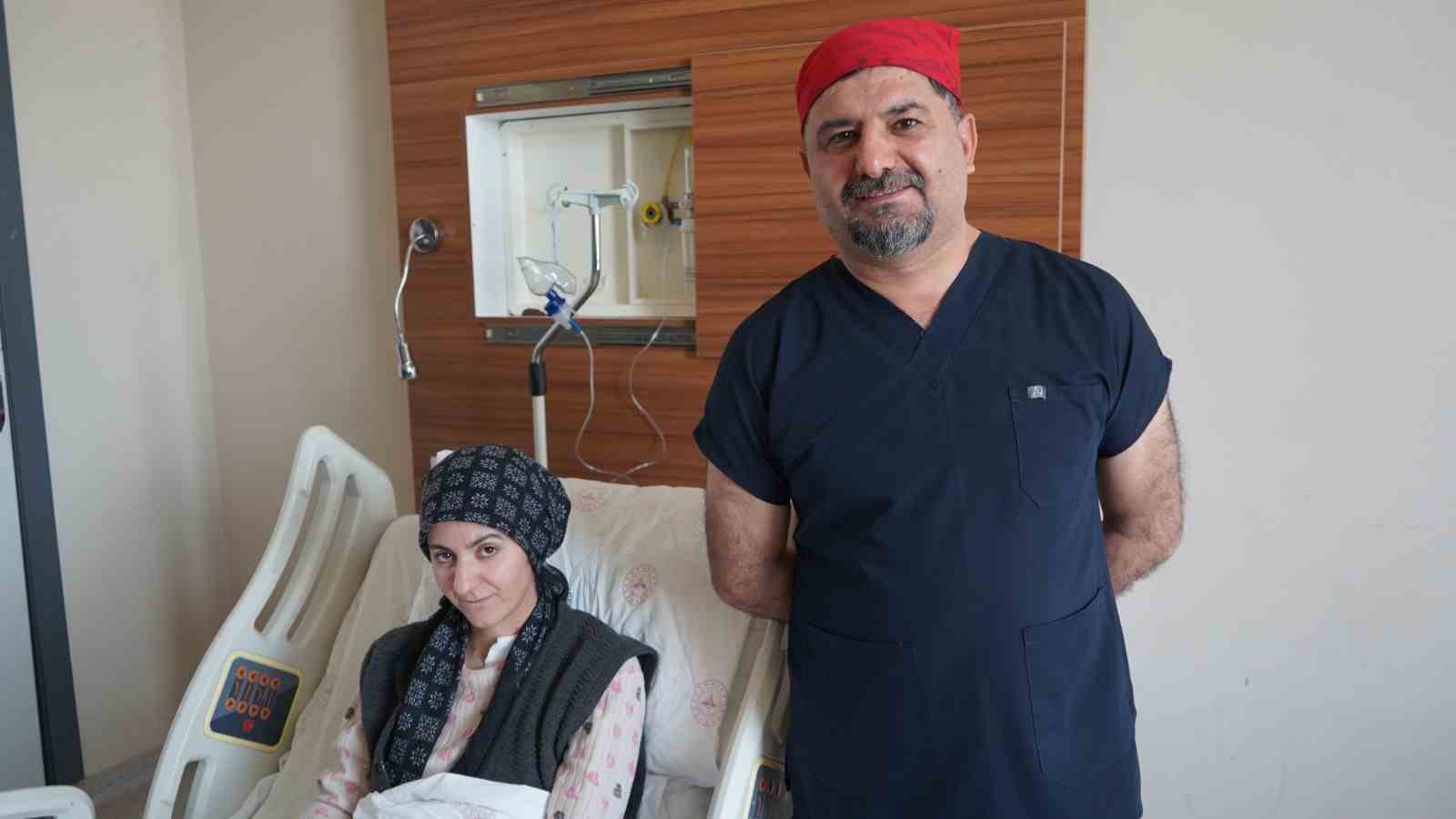 Van&rsquo;da b&ouml;lge tarihinde bir ilk: G&ouml;ğ&uuml;s kafesi a&ccedil;ılmadan kalp ameliyatı yapıldı
