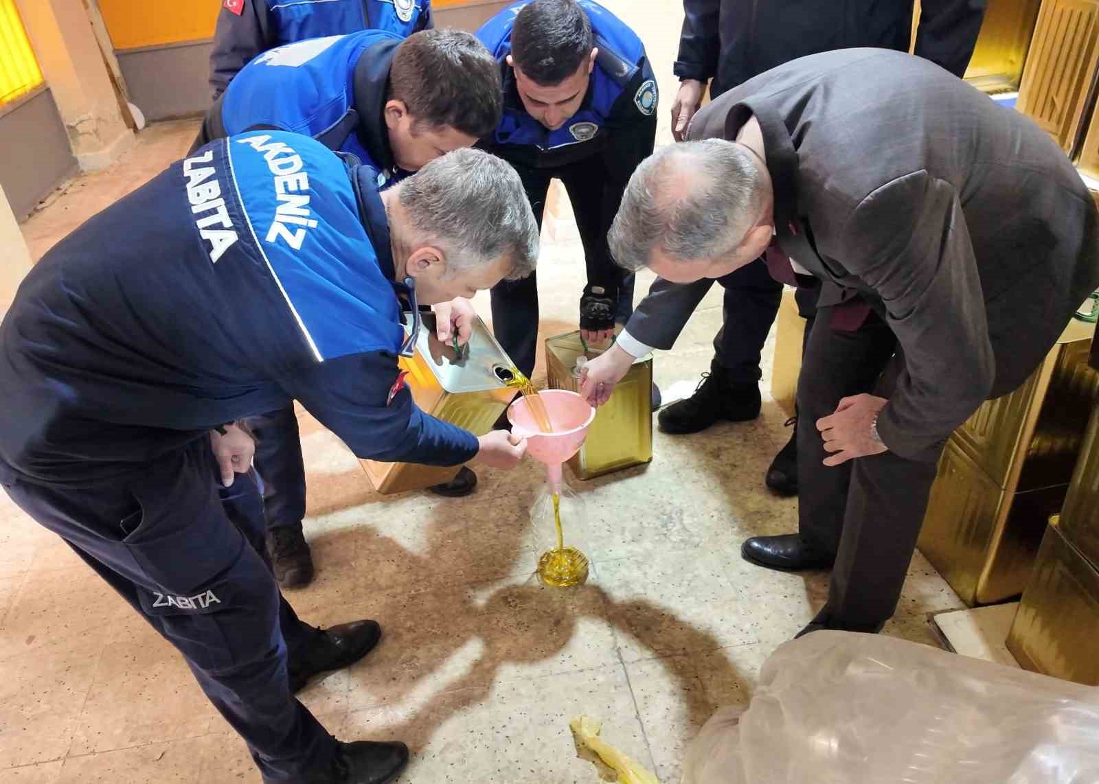 Mersin&rsquo;de 4,5 ton sahte zeytinyağı ele ge&ccedil;irildi
