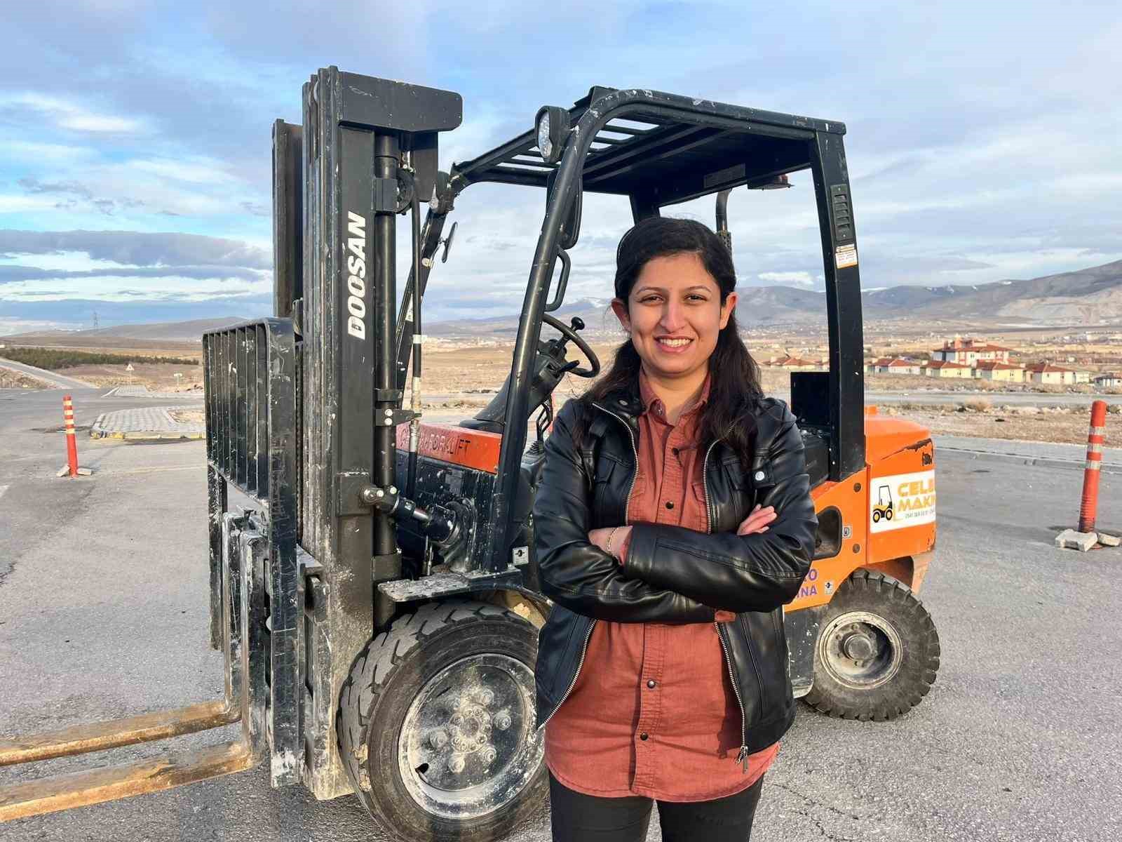 Başarılı forklift operat&ouml;r&uuml; Kardelen İlgen&rsquo;den; kadınlara "cesur olun" &ccedil;ağırısı
