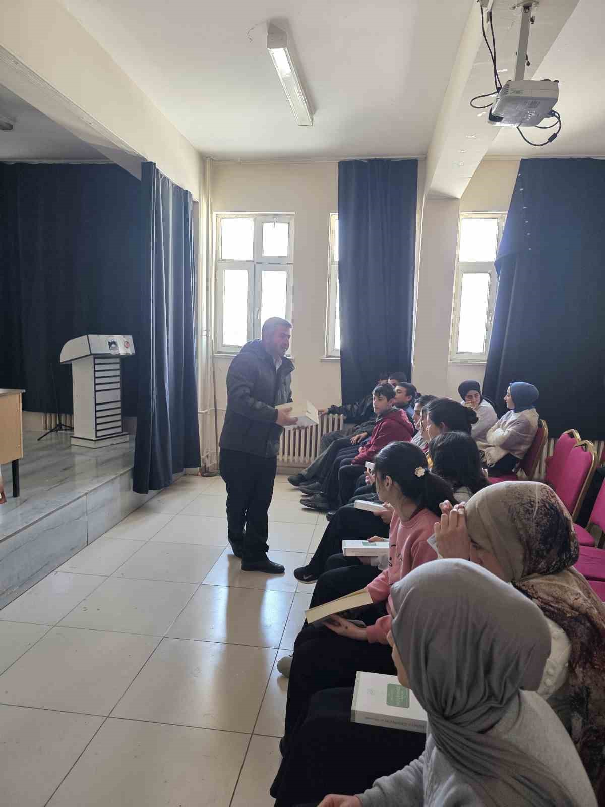 &Ccedil;aldıran&rsquo;da gen&ccedil;lik huzura koşuyor: Kitaplar m&uuml;ft&uuml;l&uuml;kten gayret gen&ccedil;lerden
