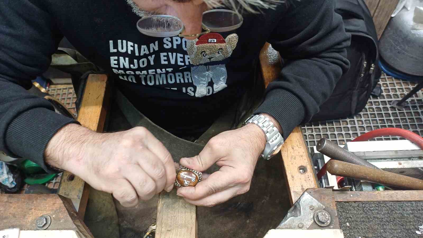 3 metrekarelik d&uuml;kkanda 40 yıldır kuyum ustalığı yapıyor
