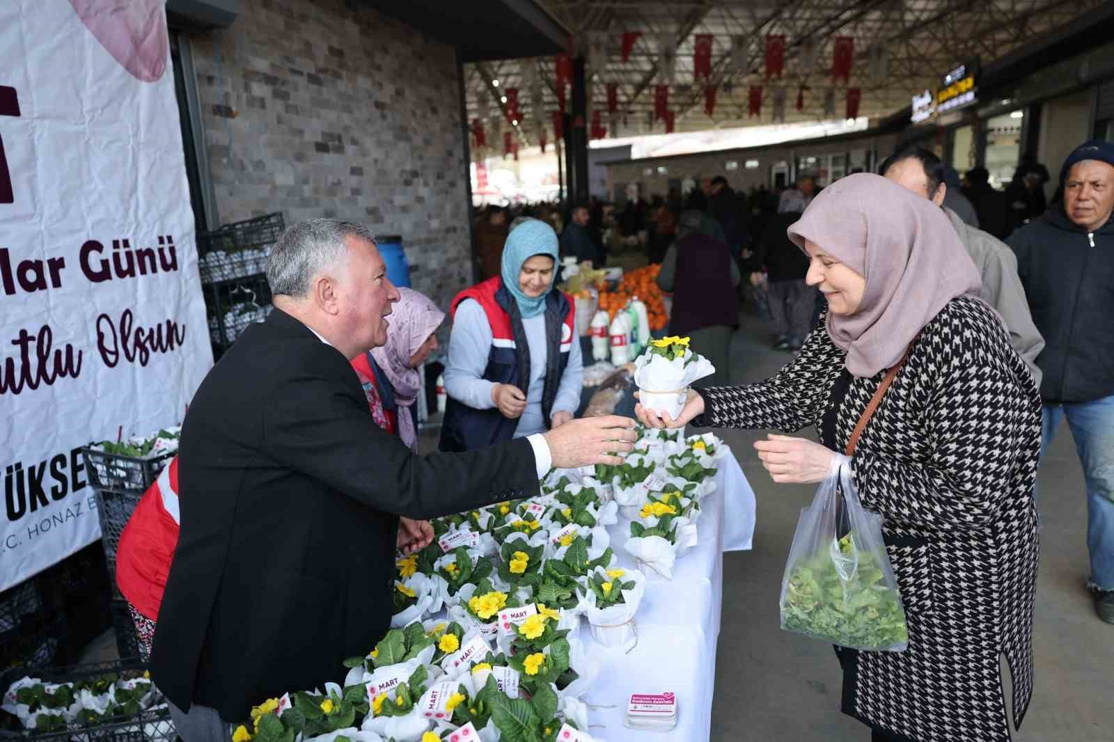 Honaz Tohum Merkezinde yetiştirilen &ccedil;i&ccedil;ekler kadınlara hediye edildi

