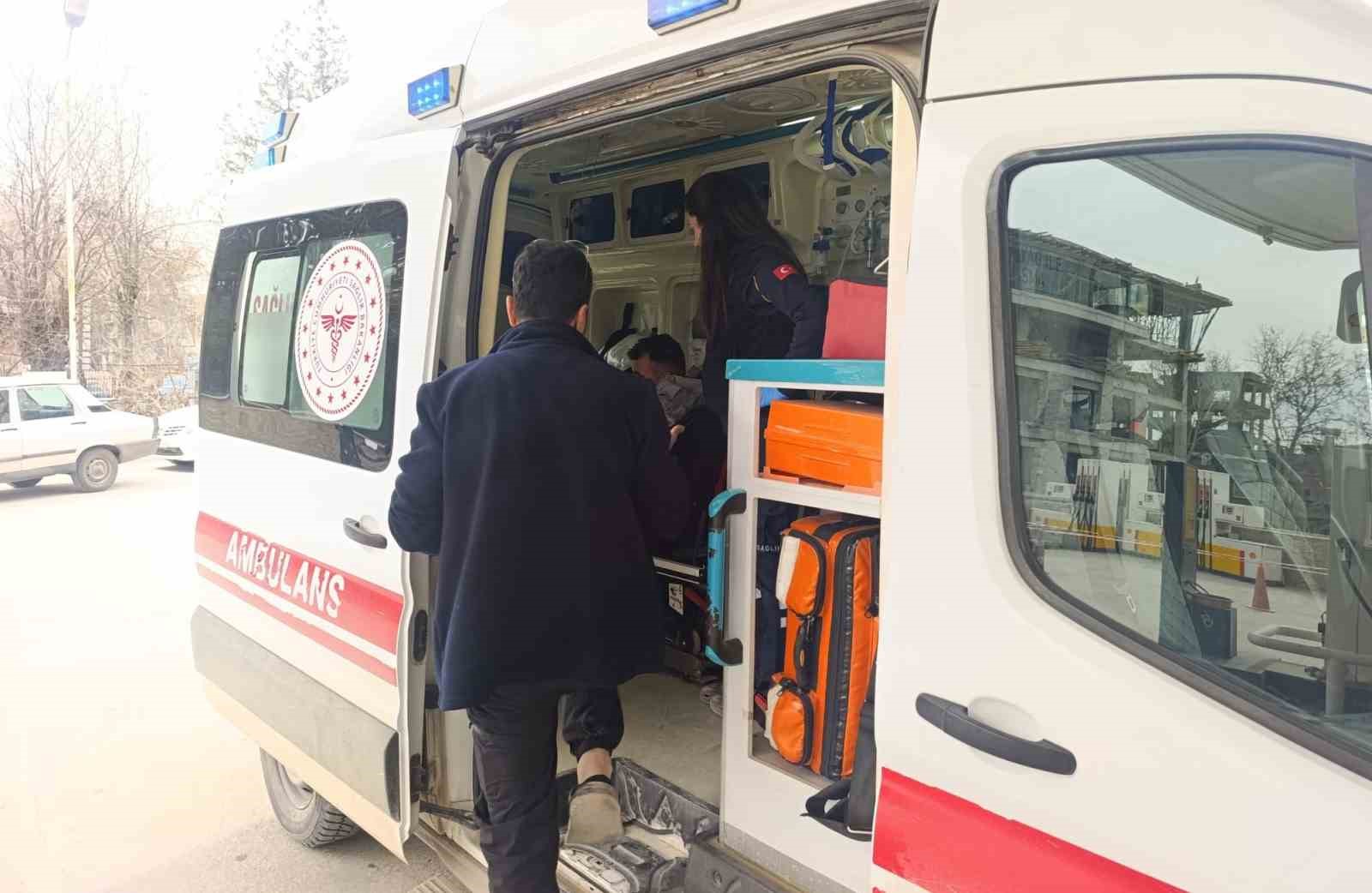 Yakıt almak isteyen iki motosiklet &ccedil;arpıştı: 1 yaralı
