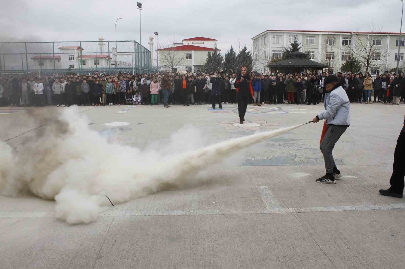 AFAD okullarda eğitimlerine devam ediyor
