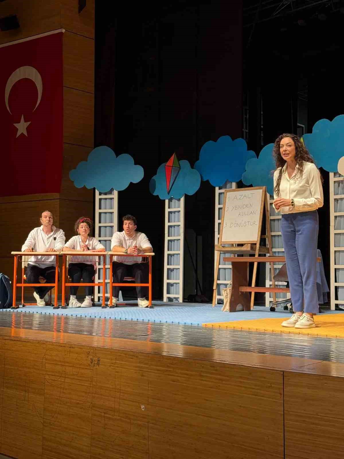 Azra Akın, Sinop&rsquo;ta miniklere &ccedil;evre bilinci anlattı
