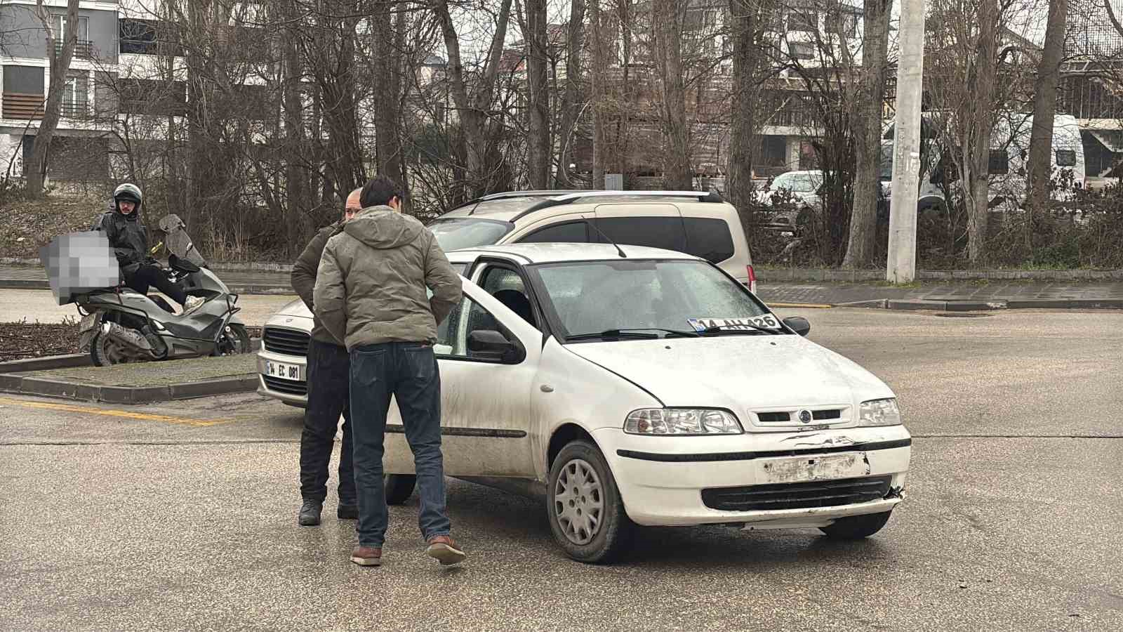 D&ouml;nel kavşakta motosiklet ile otomobil &ccedil;arpıştı
