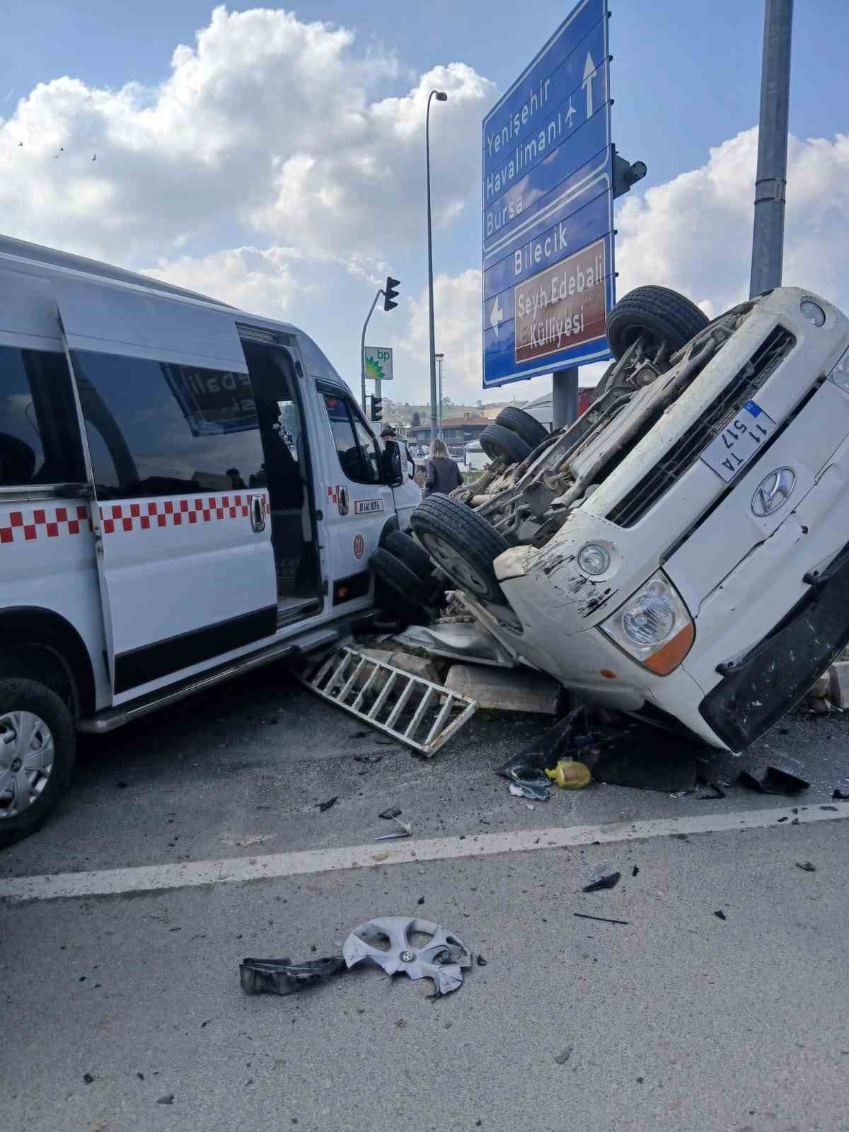 Bilecik&rsquo;te halk minib&uuml;s&uuml; ile kırmızı ışık ihlali yapan kamyonet &ccedil;arpıştı, 8&rsquo;i hafif 9 yaralı
