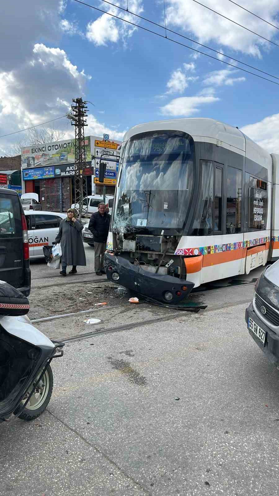 Minib&uuml;sle &ccedil;arpışan tramvay raydan &ccedil;ıktı
