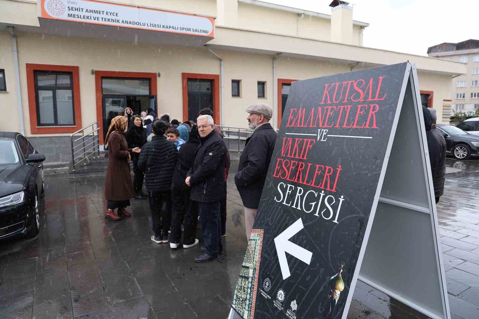 Kutsal emanetler Sivas&rsquo;ta sergilendi, g&ouml;rmek isteyen vatandaşlar uzun kuyruk oluşturdu
