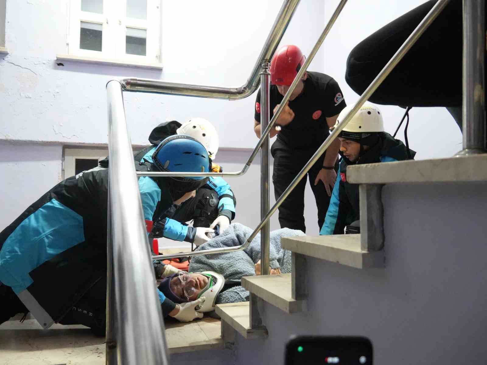 Deprem tatbikatı ger&ccedil;eği aratmadı
