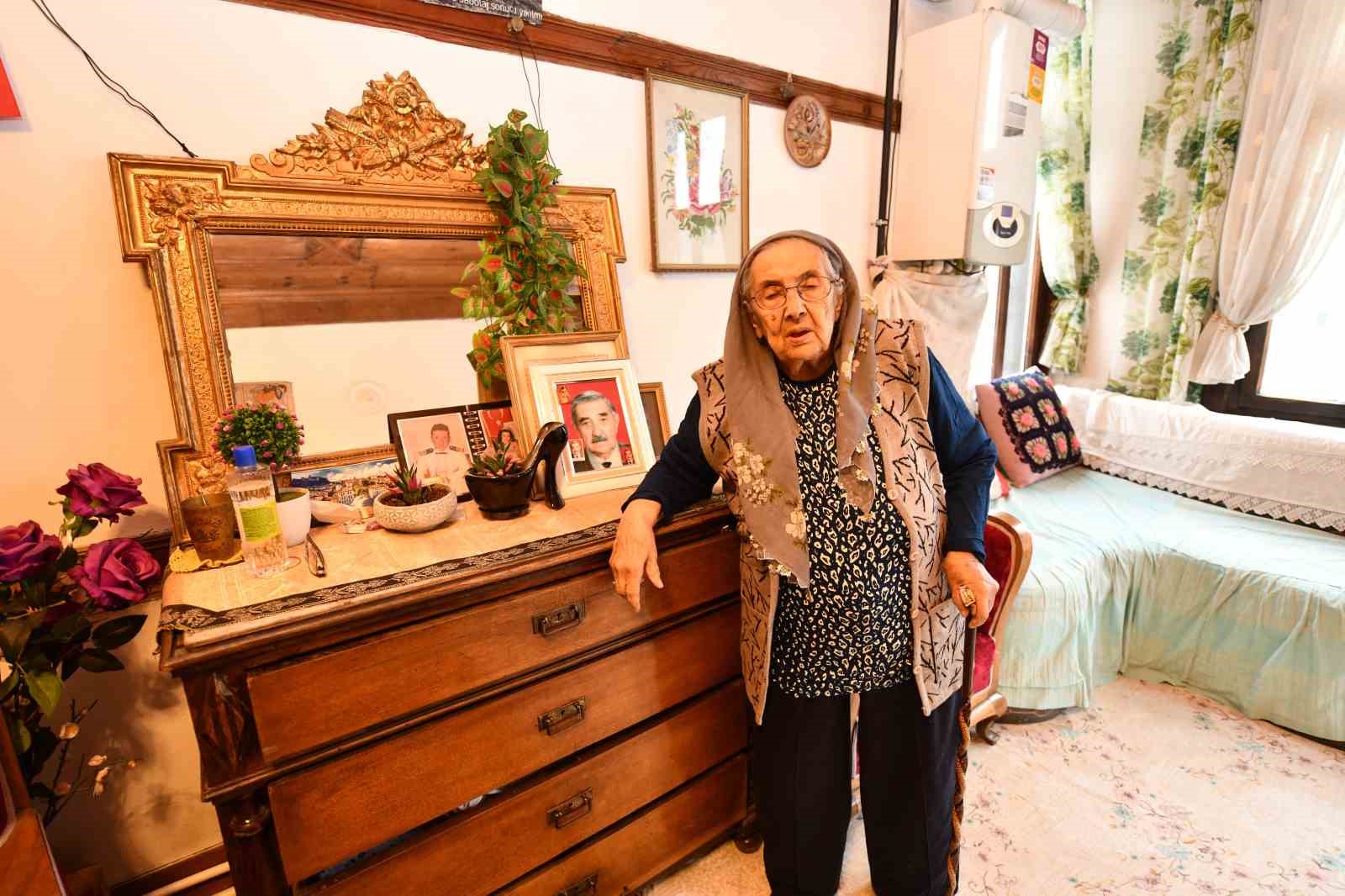 Asırlık &ccedil;ınar 100. yaş g&uuml;n&uuml;nde yalnız bırakılmadı
