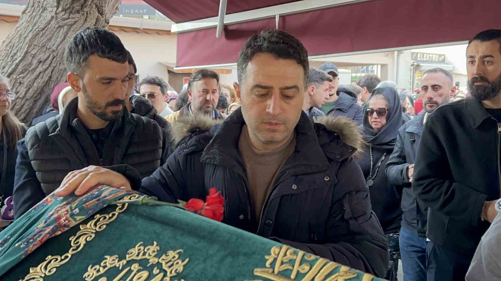 Fatih&rsquo;te kocası tarafından &ouml;ld&uuml;r&uuml;len Semiha Deniz son yolculuğuna uğurlandı
