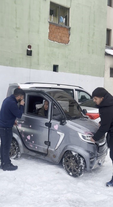 Kars&rsquo;ta k&uuml;&ccedil;&uuml;k otomobil kara saplandı: Vatandaşlar ite kaka kurtardı, o anlar viral oldu
