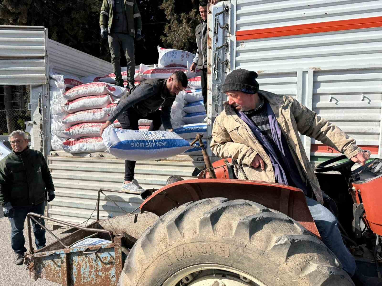 B&uuml;y&uuml;kşehir&rsquo;in yem desteği Sultanhisar&rsquo;da &uuml;reticilerle buluştu
