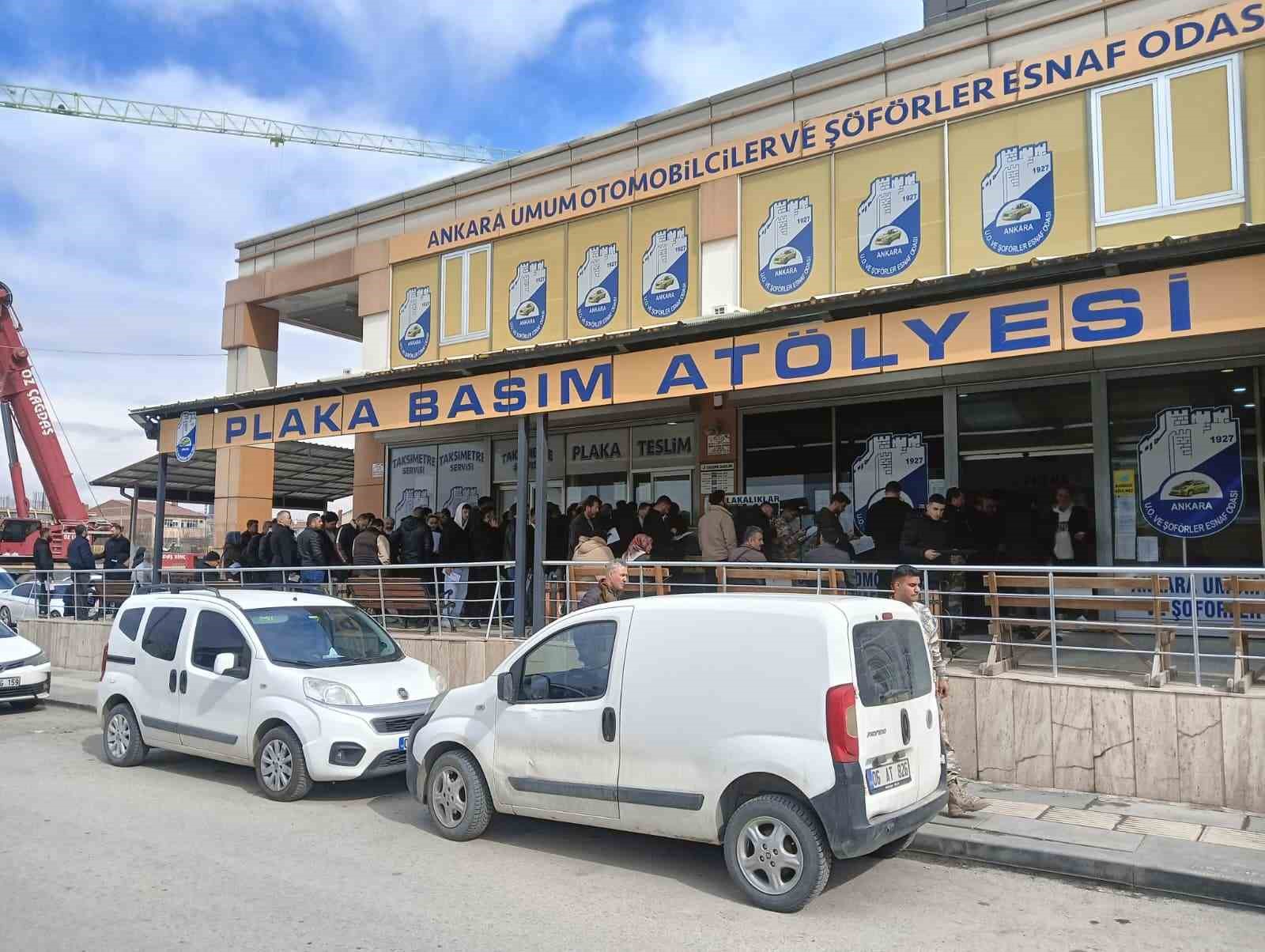 Plakasının yazı sitili standartlara aykırı olan sürücüler ceza yememek için plaka basım atölyesinde uzun kuyruklar oluşturdu