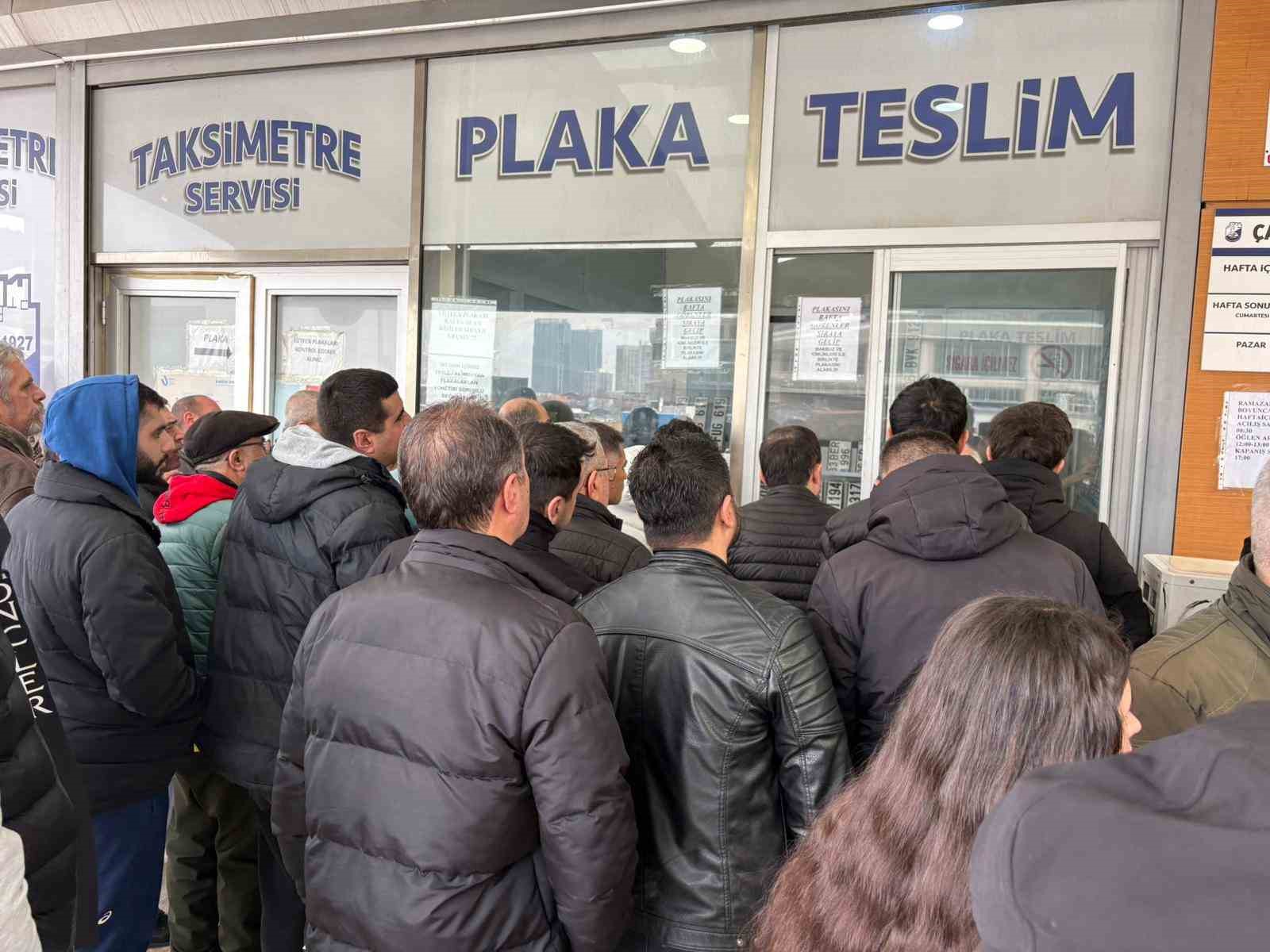 Plakasının yazı sitili standartlara aykırı olan s&uuml;r&uuml;c&uuml;ler ceza yememek i&ccedil;in plaka basım at&ouml;lyesinde uzun kuyruklar oluşturdu
