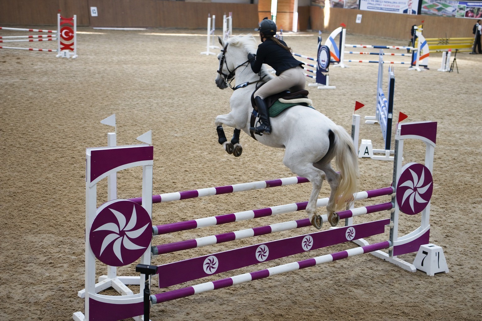 Şahinbey&rsquo;de engel atlama heyecanı
