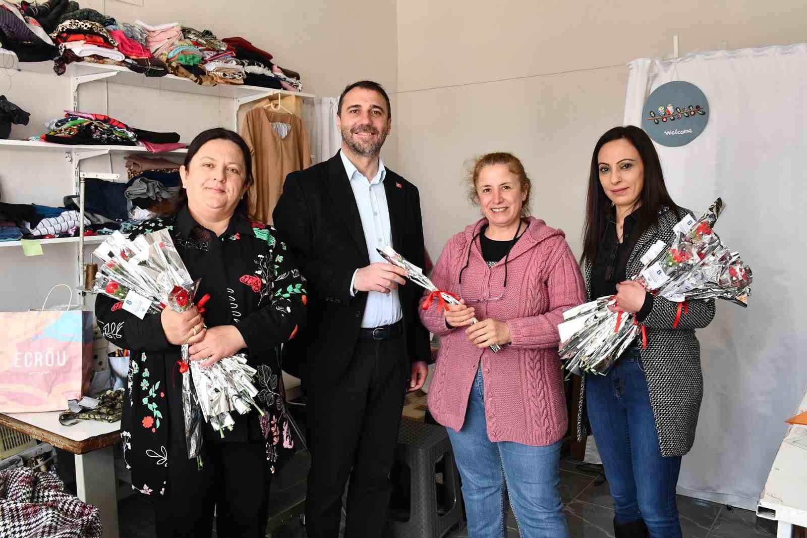 Beylikova&rsquo;da kadınlar i&ccedil;in bin &ccedil;i&ccedil;ek dağıtıldı
