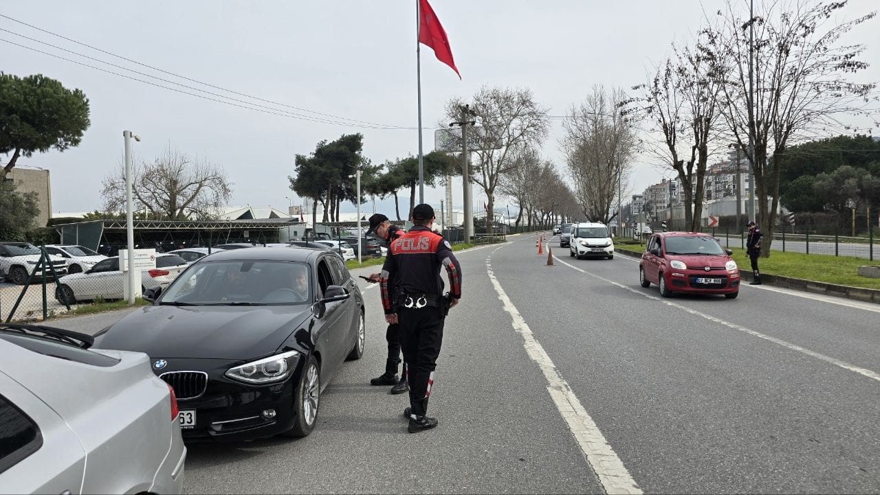 Mudanya&rsquo;da polis ekipleri g&ouml;z a&ccedil;tırmıyor
