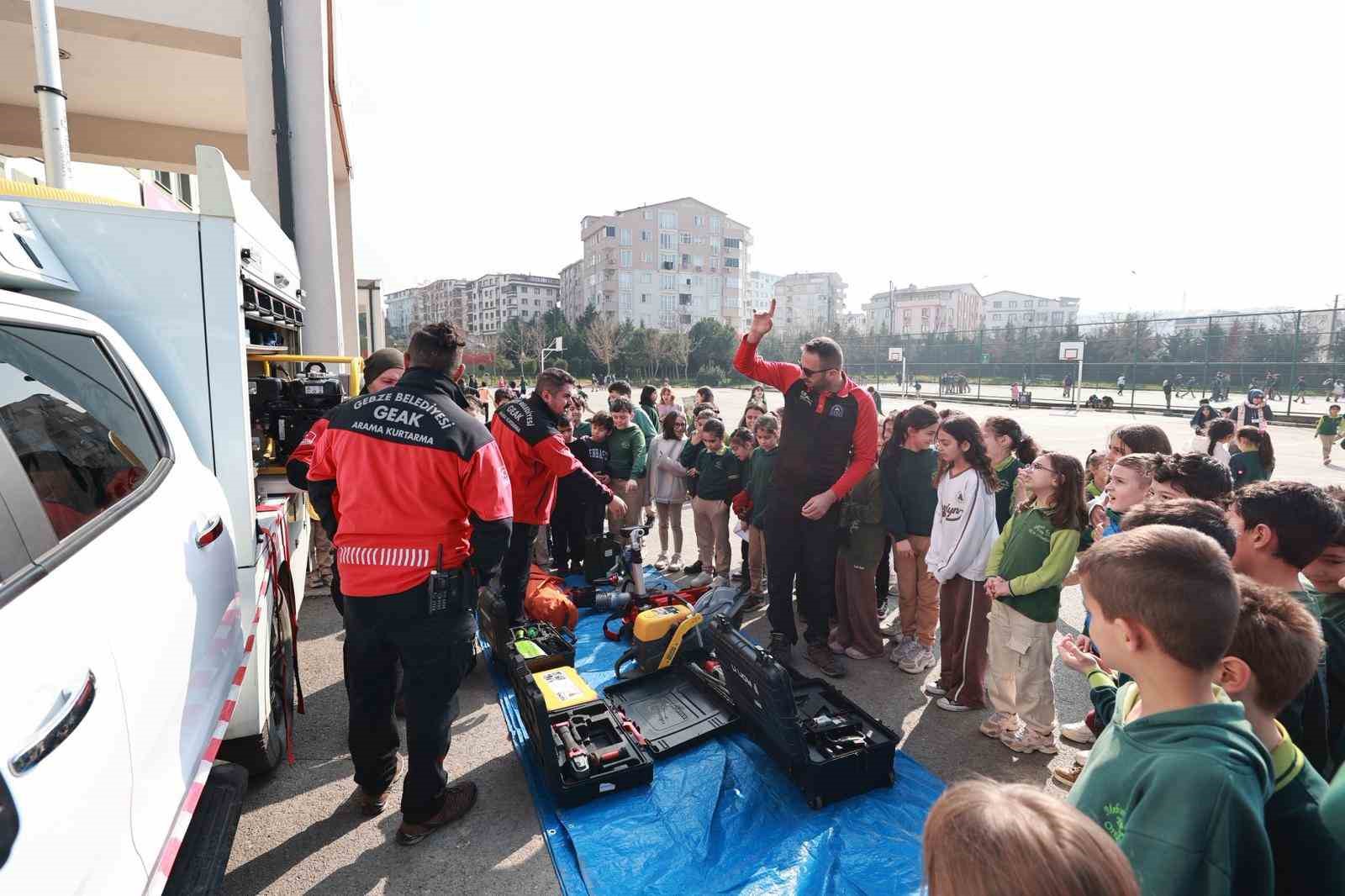 Gebze&rsquo;de ilkokul &ouml;ğrencilerine y&ouml;nelik deprem tatbikatı yapıldı
