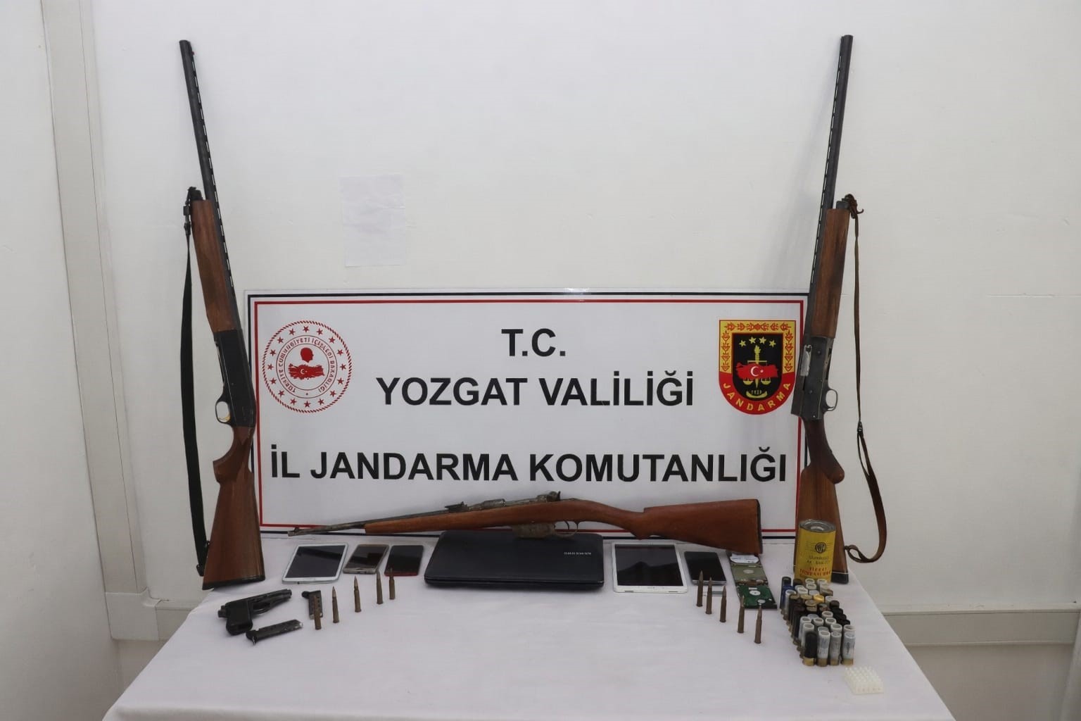 Evdeki cephanelik jandarma operasyonuyla ele geçirildi