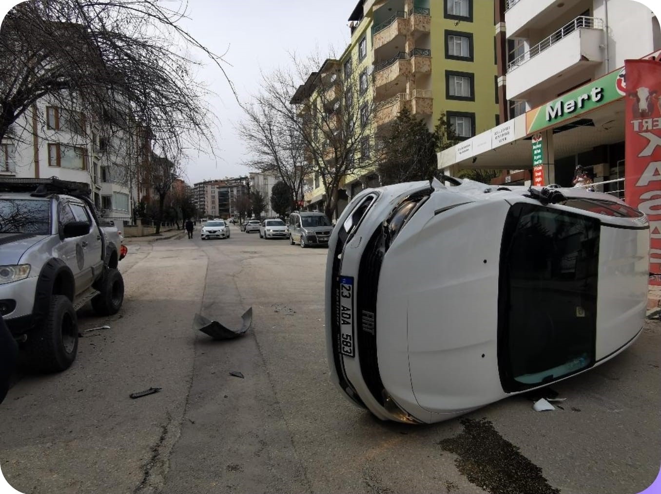 Park halindeki araca çarpan otomobil devrildi