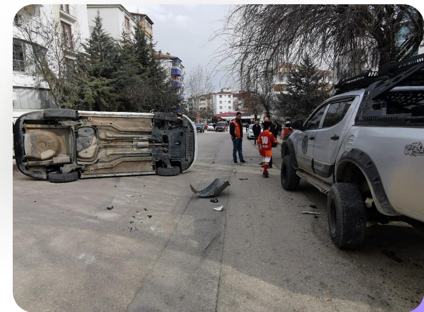 Park halindeki araca &ccedil;arpan otomobil devrildi
