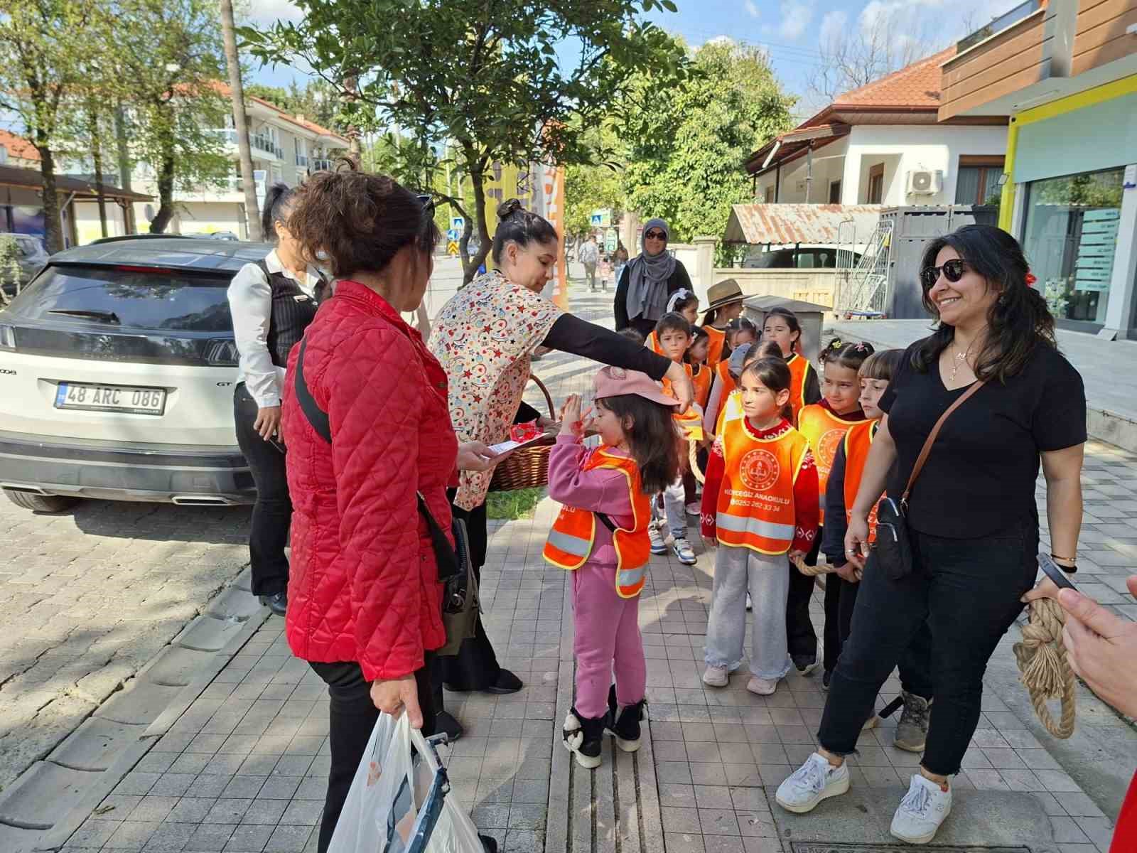 K&ouml;yceğiz&rsquo;de minik &ouml;ğrencilerden kadınlara anlamlı jest
