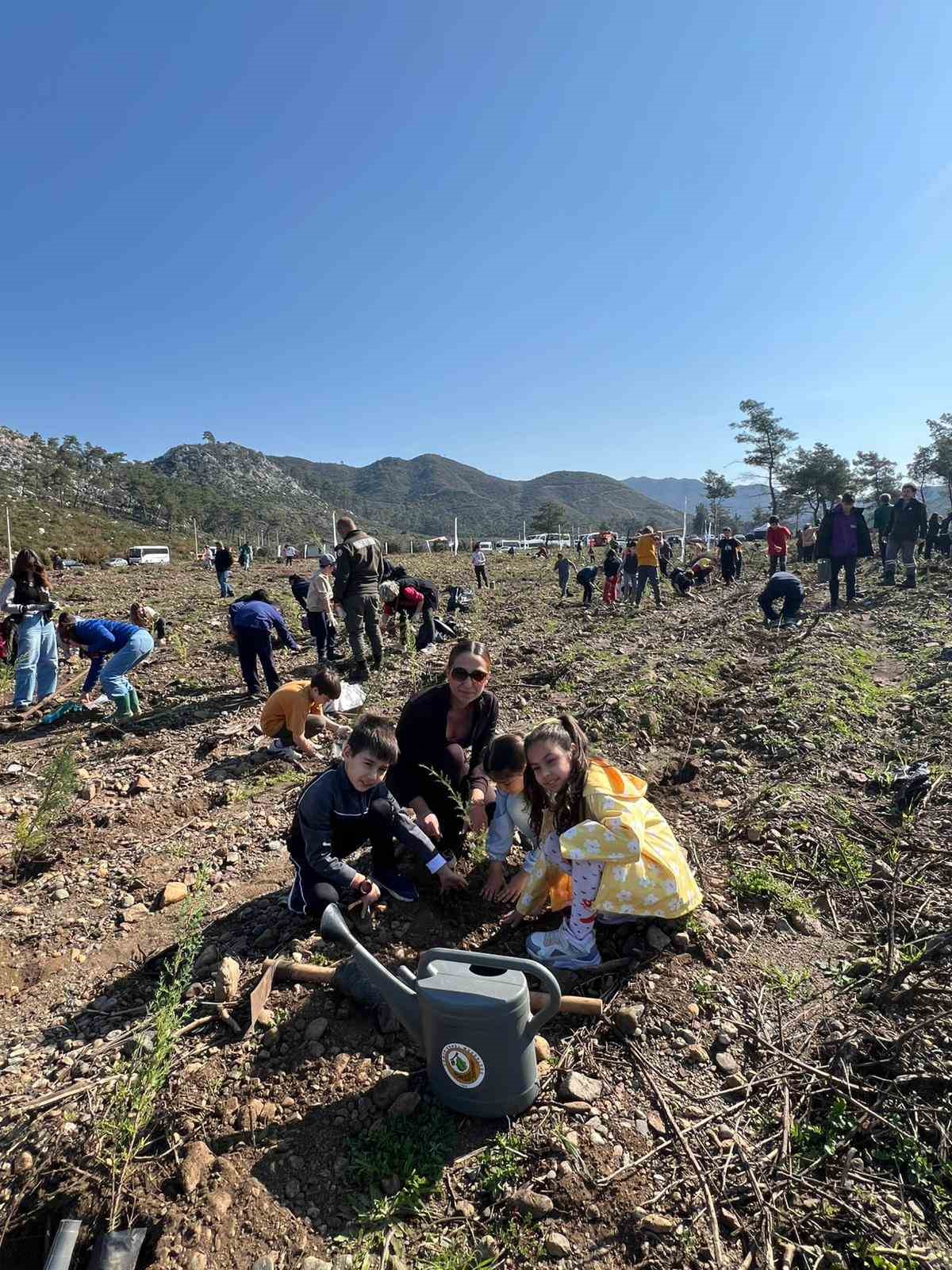 Marmaris&rsquo;te &ouml;ğrenciler fidanları toprakla buluşturdu
