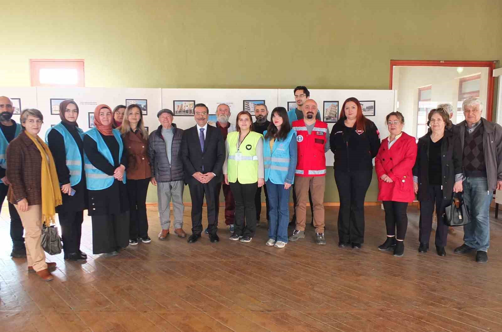 Burhaniye’de deprem fotoğrafları sergisi açıldı