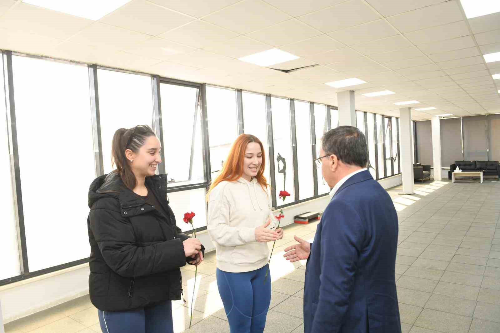 Altıeyl&uuml;l&rsquo; de kadın emeğine karanfilli kutlama
