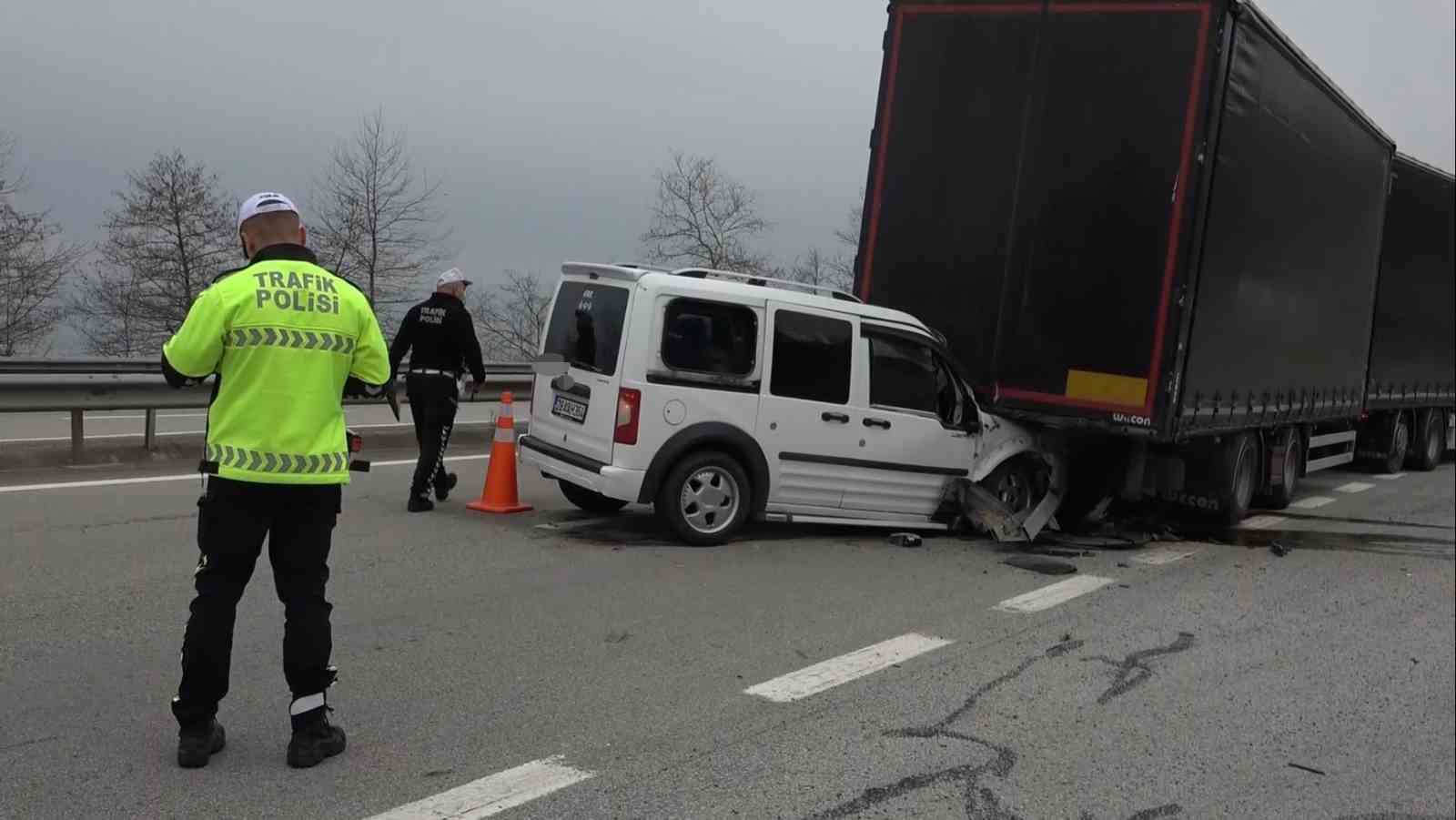 Tırın dorsesine &ccedil;arpan hafif ticari ara&ccedil; hurdaya d&ouml;nd&uuml;: 2 yaralı
