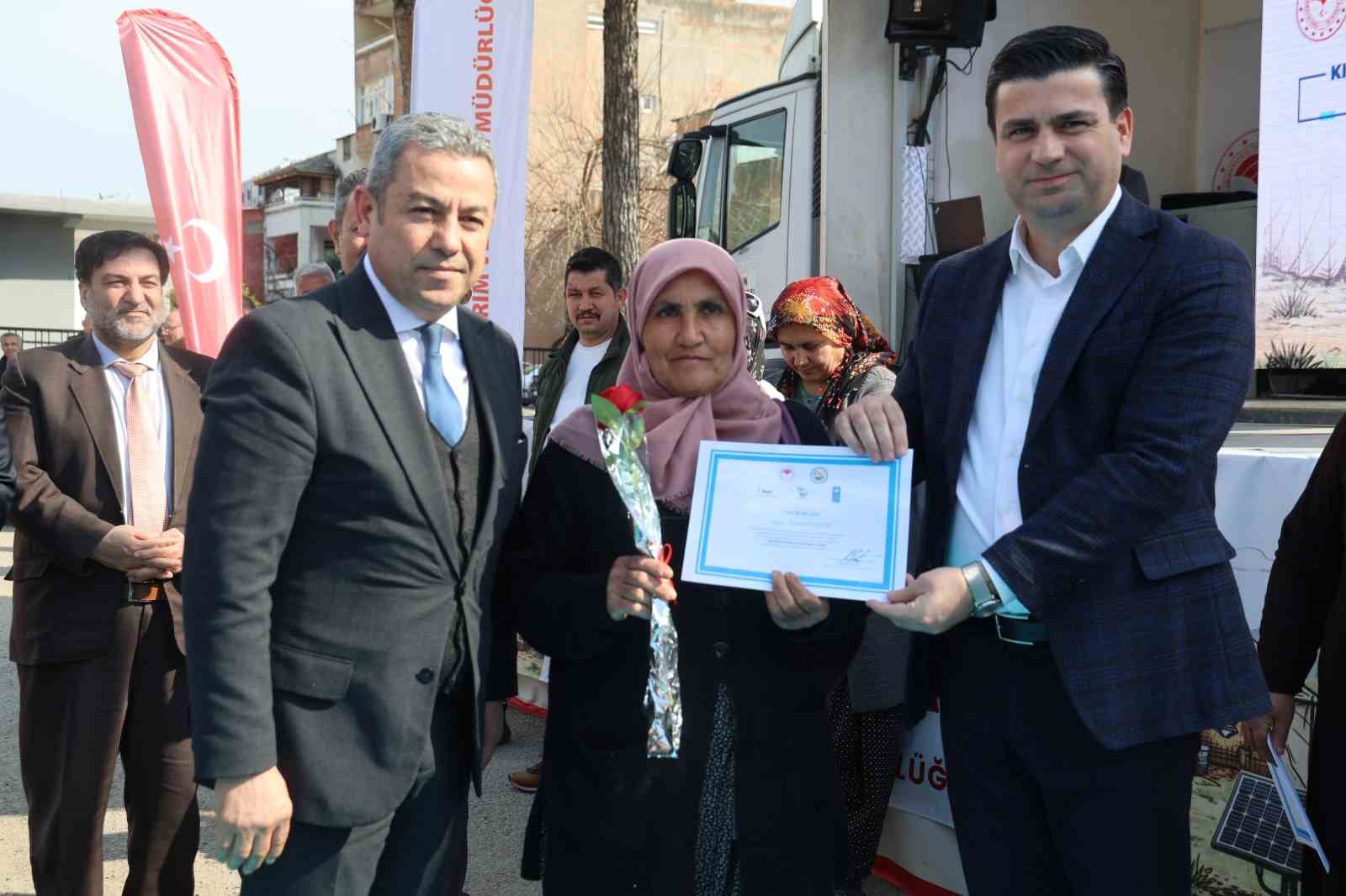 Adana&rsquo;da konarg&ouml;&ccedil;er kadınlara taşınabilir enerji desteği
