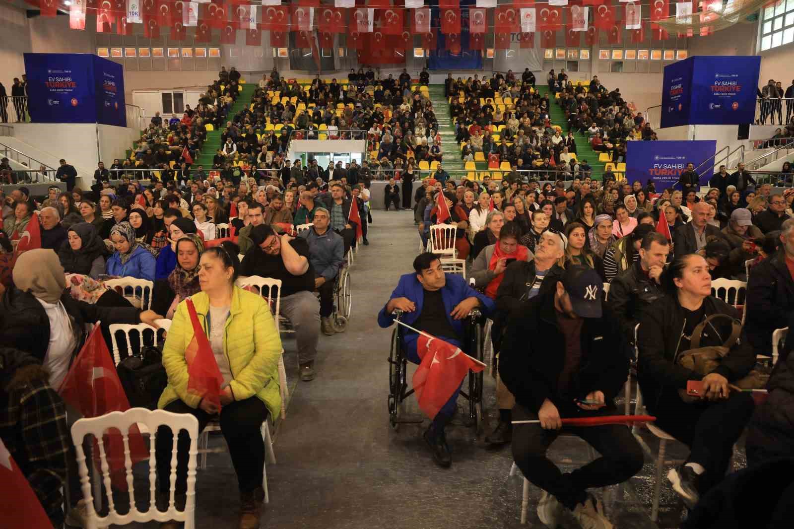 Ev hayaliyle kura &ccedil;ekim t&ouml;renine gelen vatandaşlar heyecan dolu anlar yaşadılar
