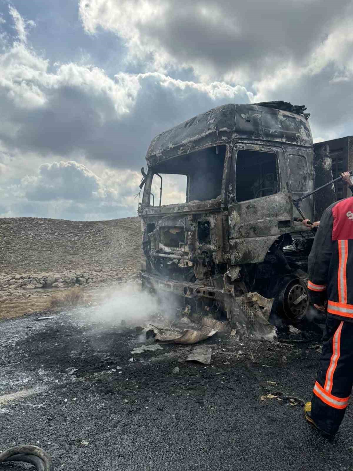 Diyarbakır&rsquo;da seyir halindeki tır alev aldı
