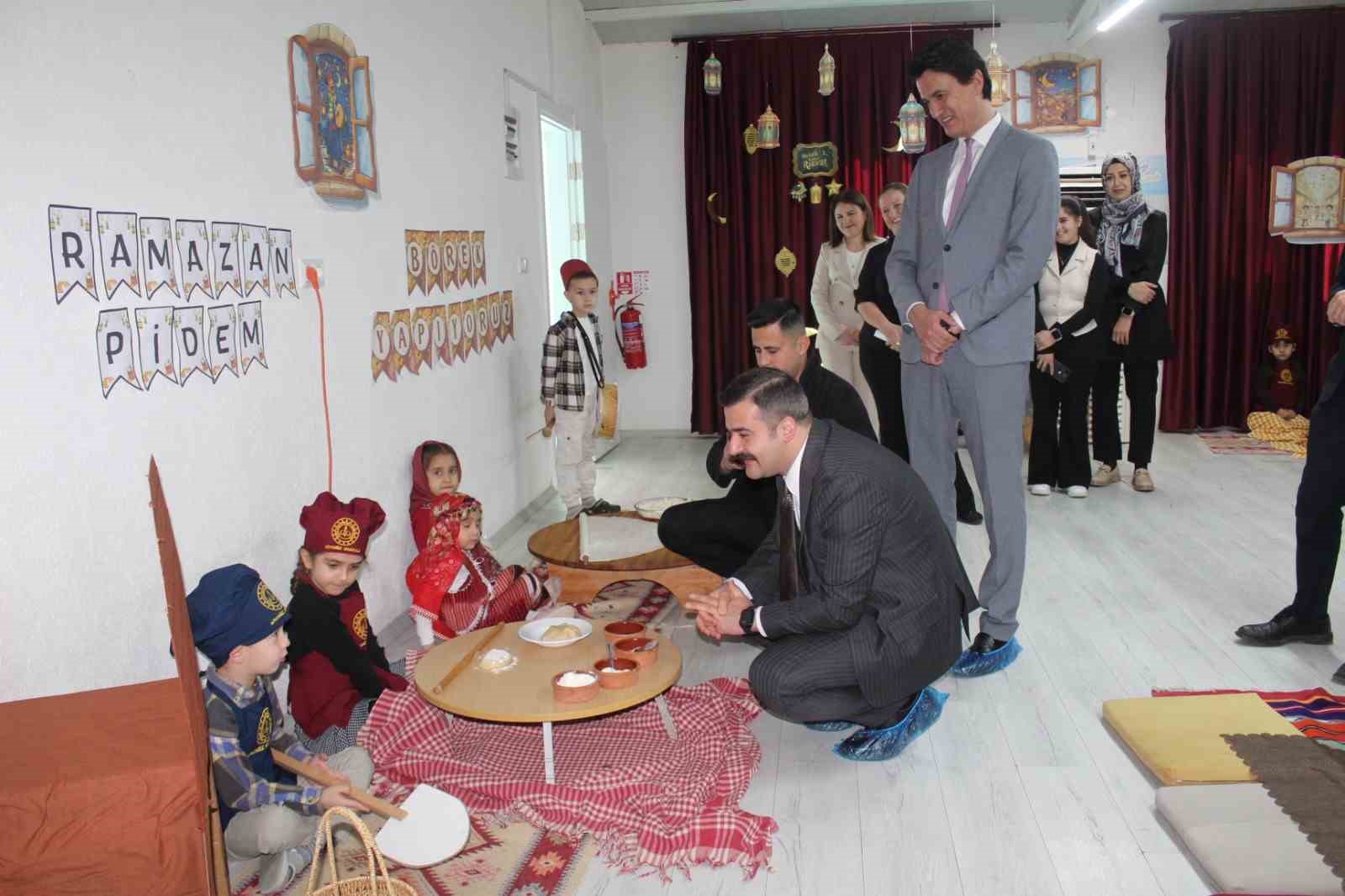 K&ouml;yceğiz Kaymakamı Kumcu, miniklerin tekne orucu heyecanına ortak oldu
