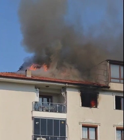 Salihli&rsquo;de 4 katlı bina alevlere teslim oldu
