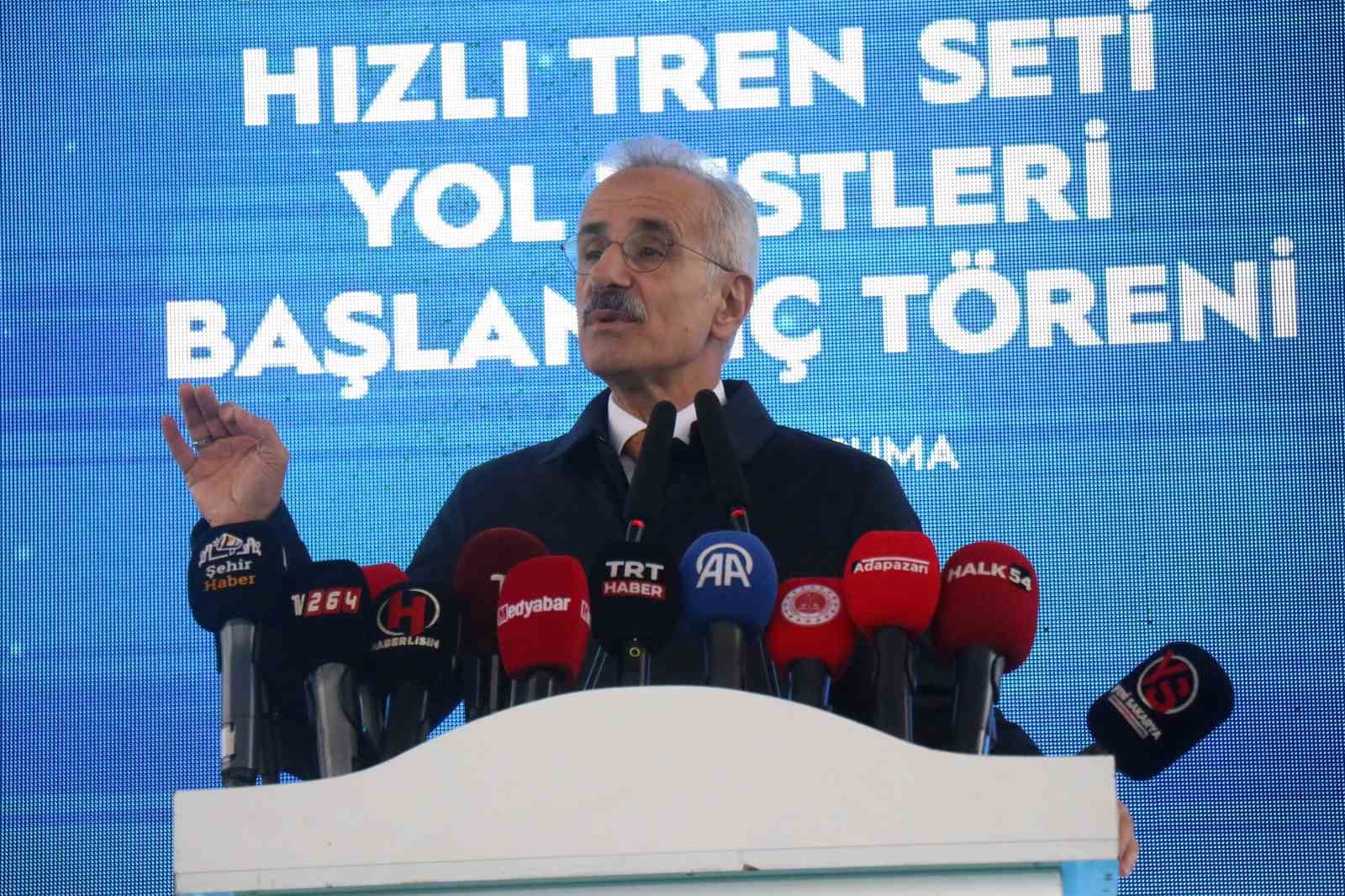 Bakan Uraloğlu: "Türkiye’nin 225 kilometre hıza sahip milli elektrikli hızlı trenimizin yol testlerini bugün resmen başlatıyoruz"