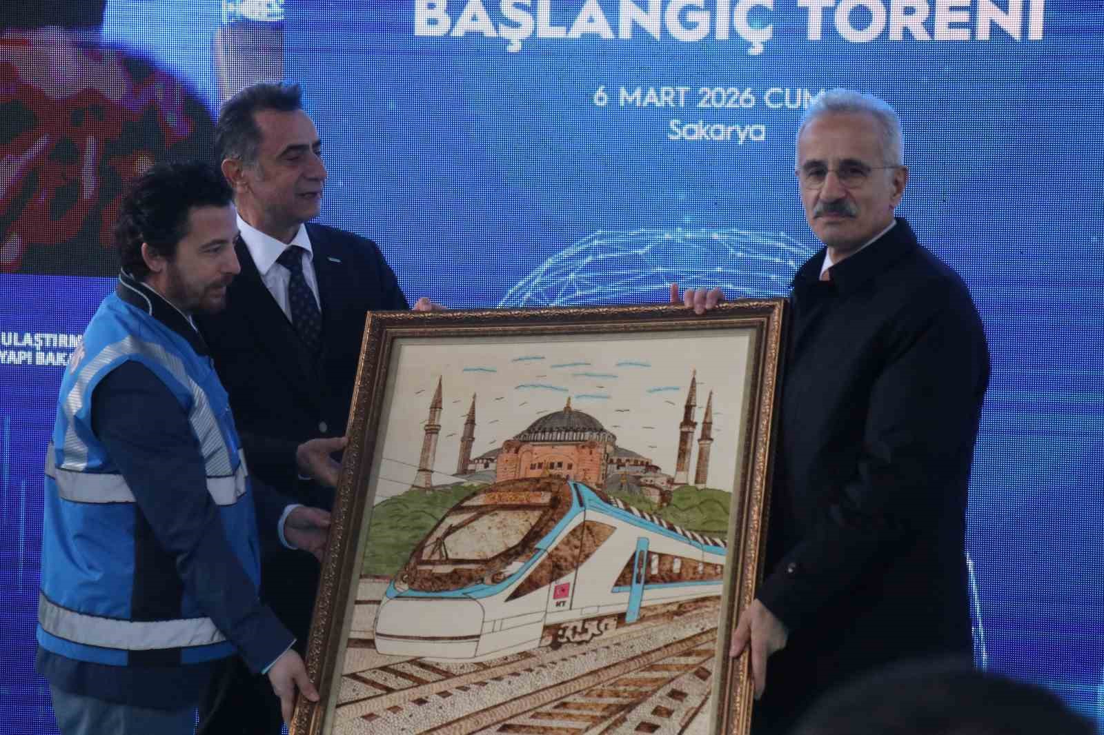 Bakan Uraloğlu: "T&uuml;rkiye&rsquo;nin 225 kilometre hıza sahip milli elektrikli hızlı trenimizin yol testlerini bug&uuml;n resmen başlatıyoruz"
