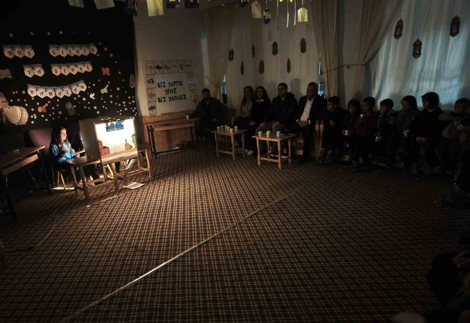 Mazıdağı İl&ccedil;e Milli Eğitim M&uuml;d&uuml;r&uuml; Aydıner, &ouml;ğrencilerle iftarda buluştu
