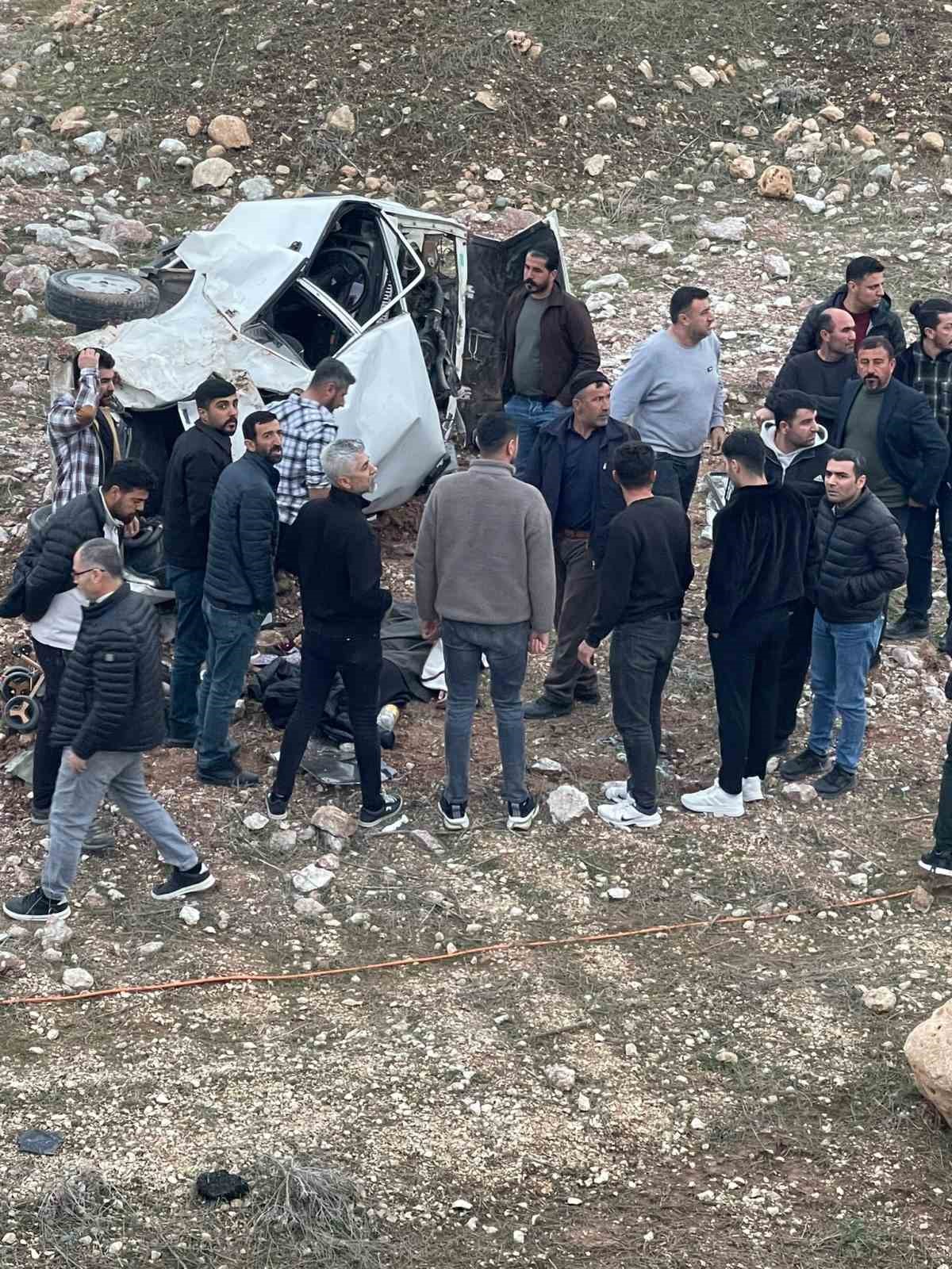 Siirt&rsquo;te devrilen otomobil hurdaya d&ouml;nd&uuml;: 3 ağır yaralı
