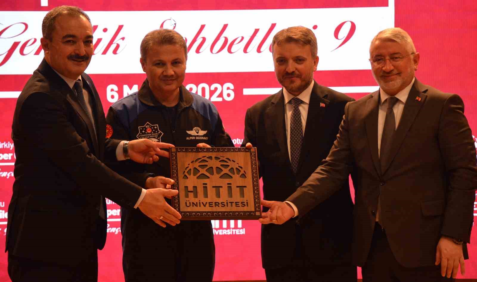 Astronot Alper Gezeravcı, &uuml;niversite &ouml;ğrencileriyle buluştu
