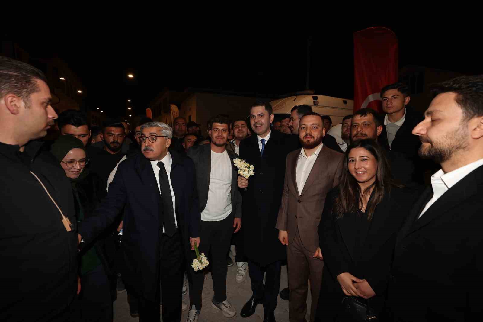 Depremde yerle bir olan Kemalpaşa Caddesi iftar sofrasıyla yeniden hayat buldu
