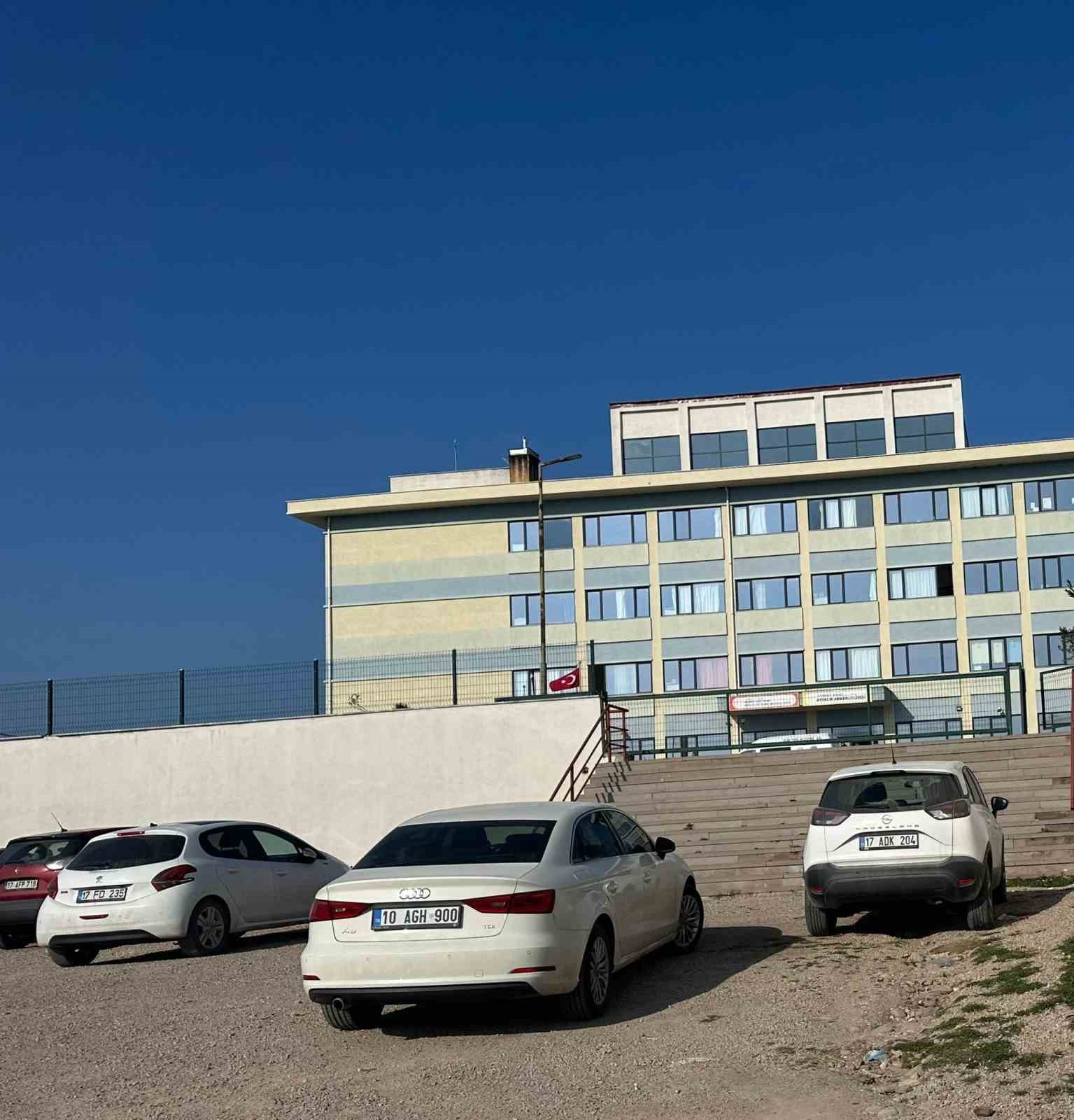 &Ccedil;anakkale&rsquo;de lise &ouml;ğrencisi okulun 3. katından atlayarak hayatını kaybetti
