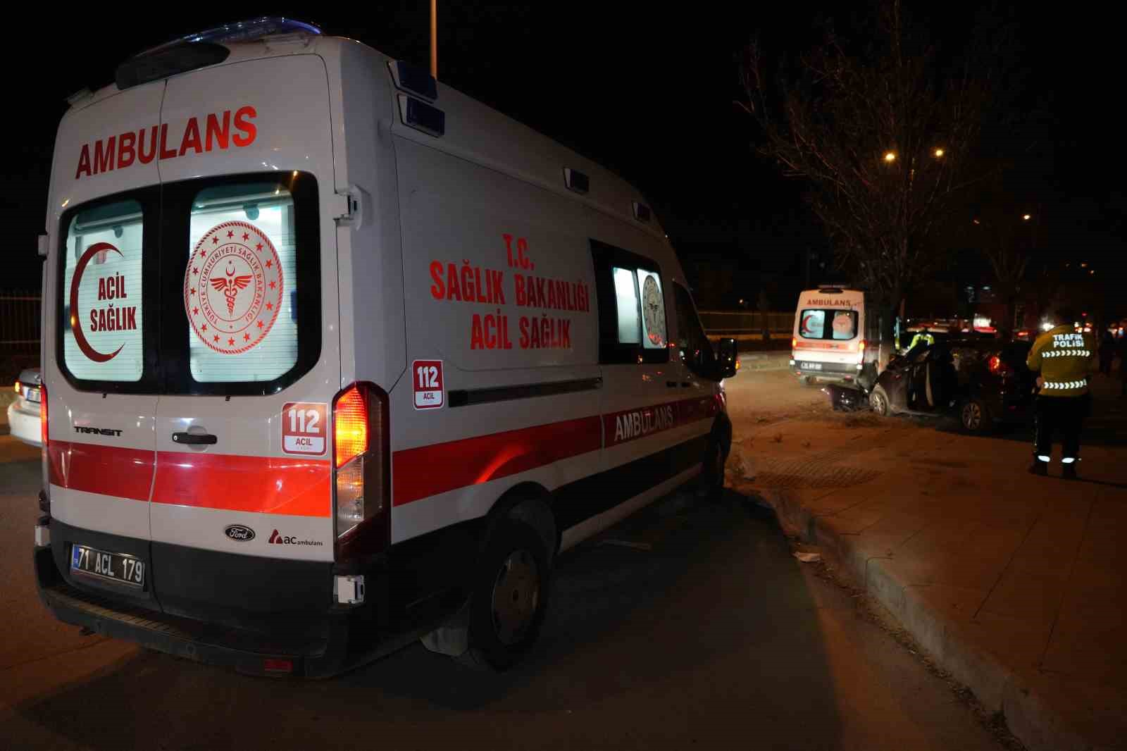 Ağaca &ccedil;arpan otomobil hurdaya d&ouml;nd&uuml;: 3 yaralı
