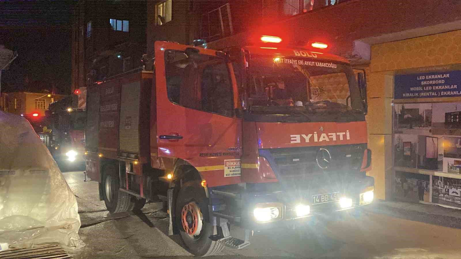 Evinin balkonundan soba borusu &ccedil;ıkarttı, vatandaş yangın var zannetti: Ekipler harekete ge&ccedil;ti
