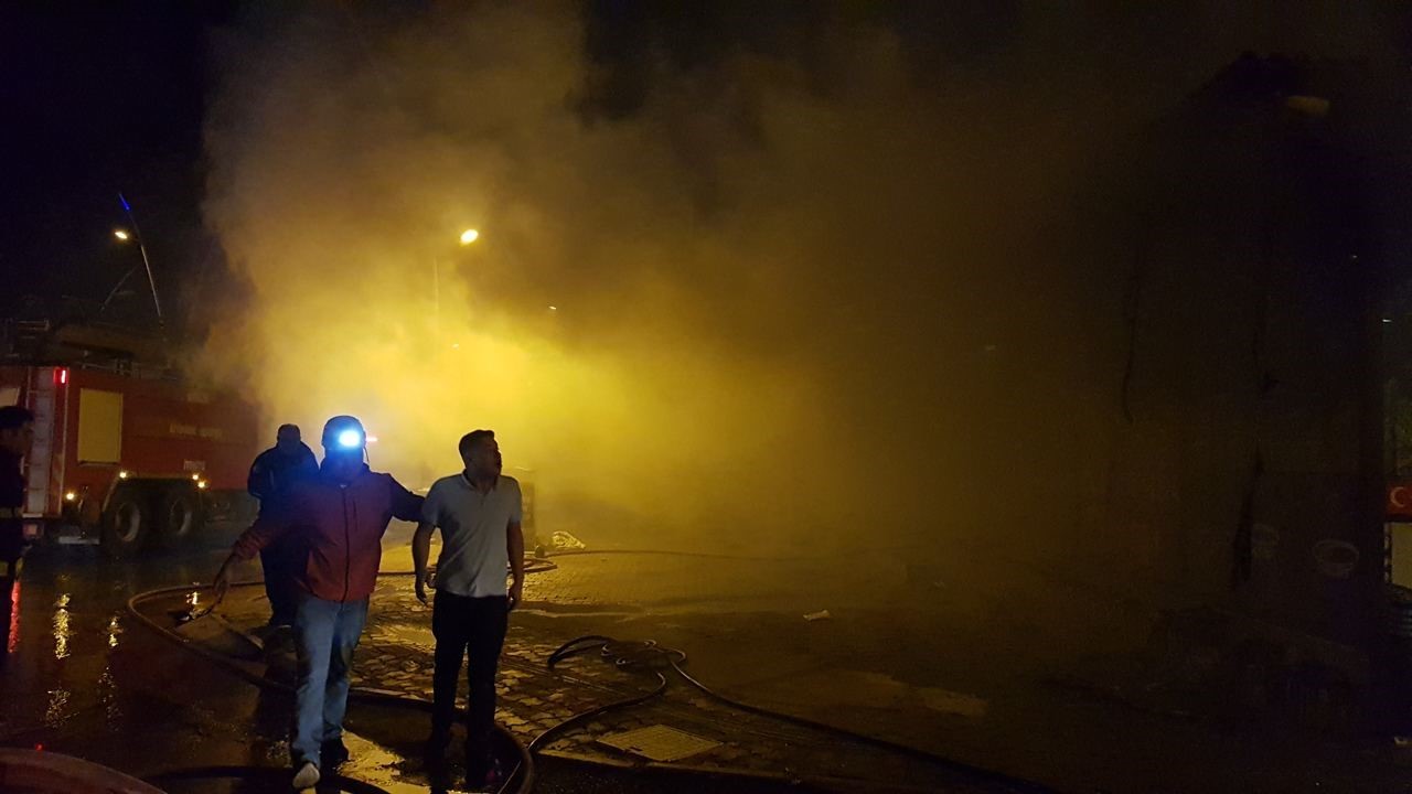 Elektrik malzemesi satan iş yerindeki yangın mahalleliyi sokağa d&ouml;kt&uuml;
