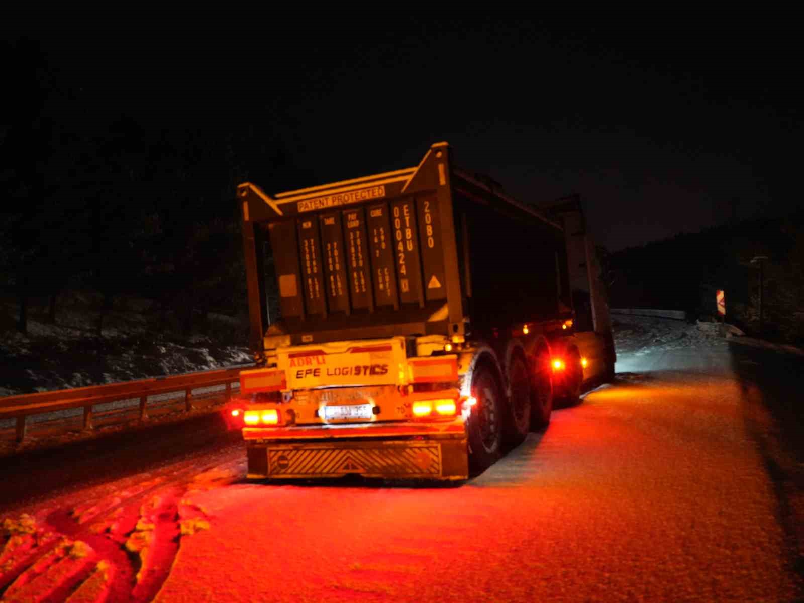 Kastamonu&rsquo;da yoğun kar yağışı: Ara&ccedil;lar yolda mahsur kaldı
