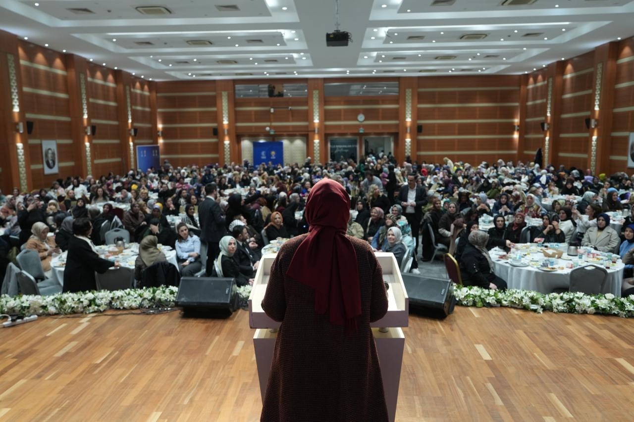 AK Parti İstanbul İl Kadın Kolları Başkanlığı tarafından kadın kolları mahalle başkanlarına y&ouml;nelik iftar programı d&uuml;zenlendi
