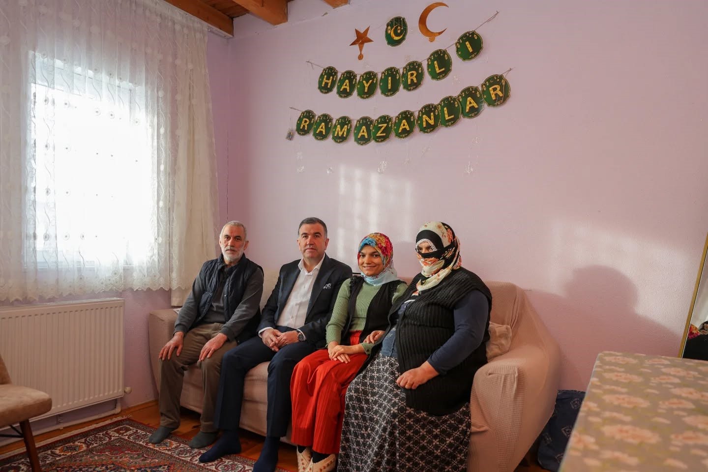 Sosyal medya &uuml;zerinden pasta-b&ouml;rek satarak ge&ccedil;imini sağlayan aileye Vali Eldivan&rsquo;dan moral ziyareti
